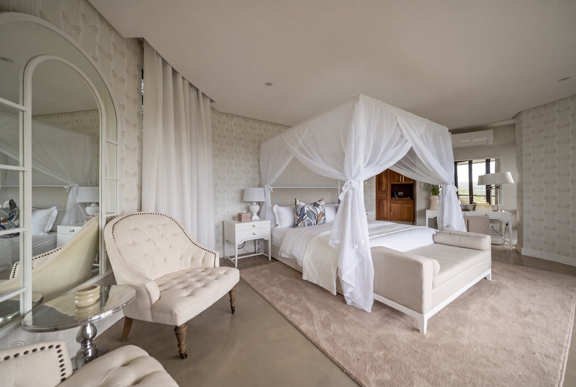 Four-poster bedroom suite at Villa Mhlosinga
